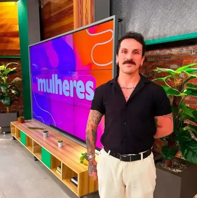 Rafael Almeida no programa Mulheres, da TV Gazeta